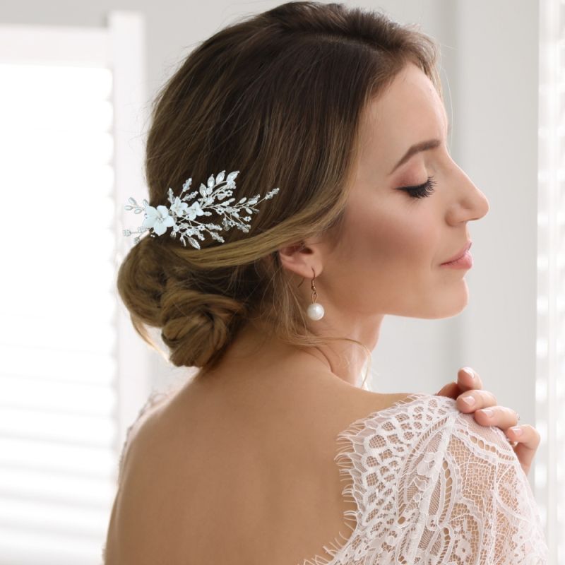 Bloemen haaraccessoire met parels en kristallen, dragen door een bruid